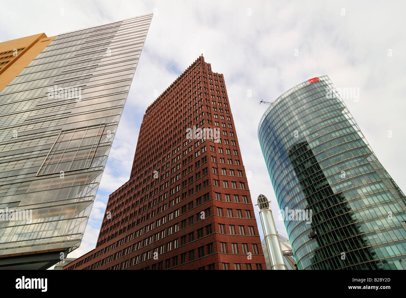 Edificios de gran altura en la Potsdamer Platz, la plaza Potsdam, de izquierda a derecha: edificio diseñado por Renzo Piano, actualmente utilizado por Foto de stock