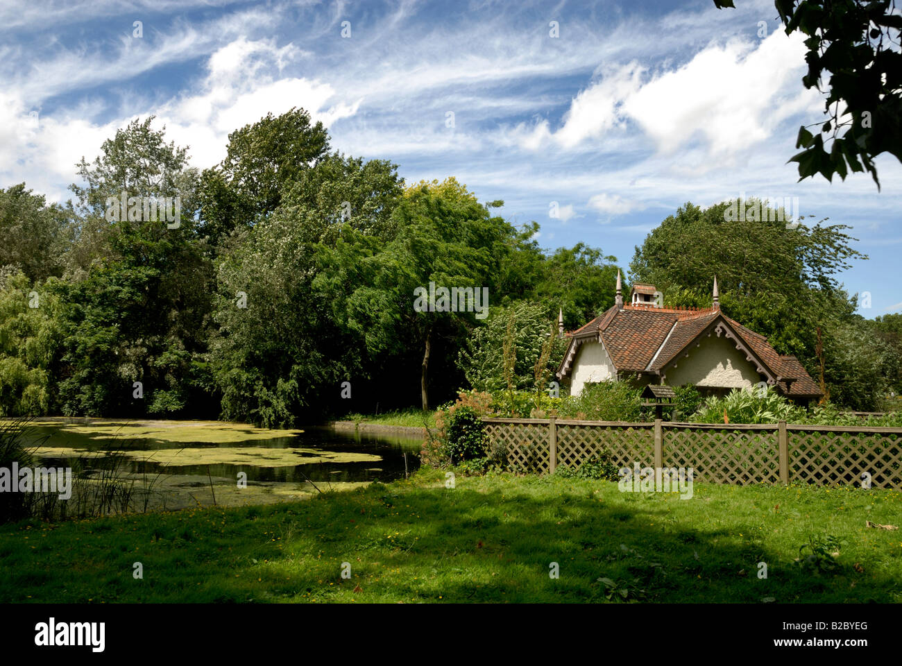 Casa rural con verdor contra el cielo, Londres Foto de stock