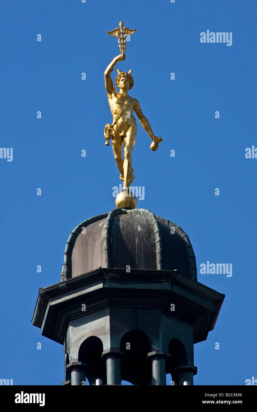 La escultura dorada de Hermes en la parte superior del edificio histórico  de la antigua oficina de correos, Oberpostdirektion, Hamburgo Fotografía de  stock - Alamy