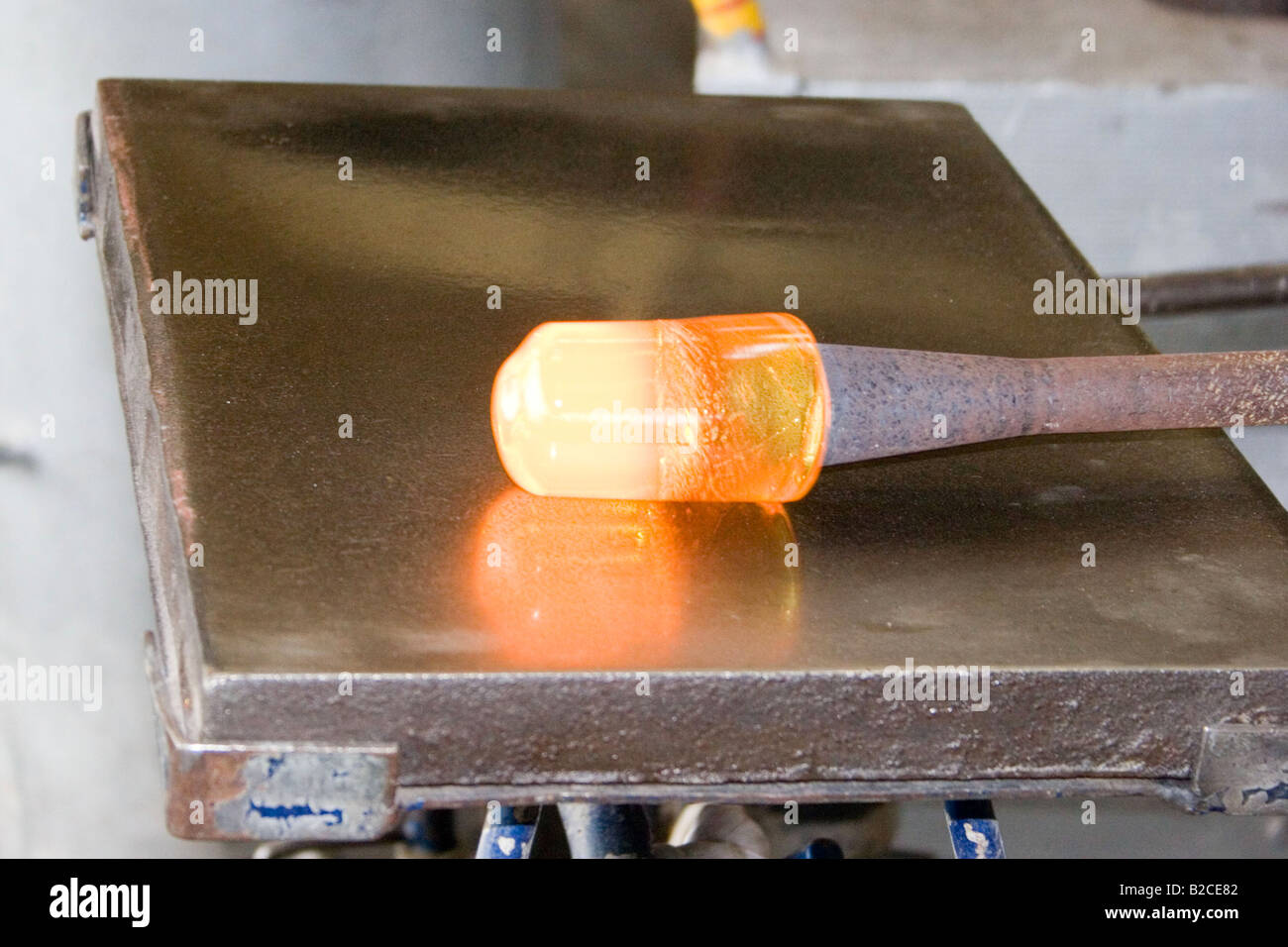 Fábrica de Vidrio. El extremo de la varilla con vidrio fundido soplador de vidrio utilizado por trabajador. 60865 Dartington-Glass Foto de stock