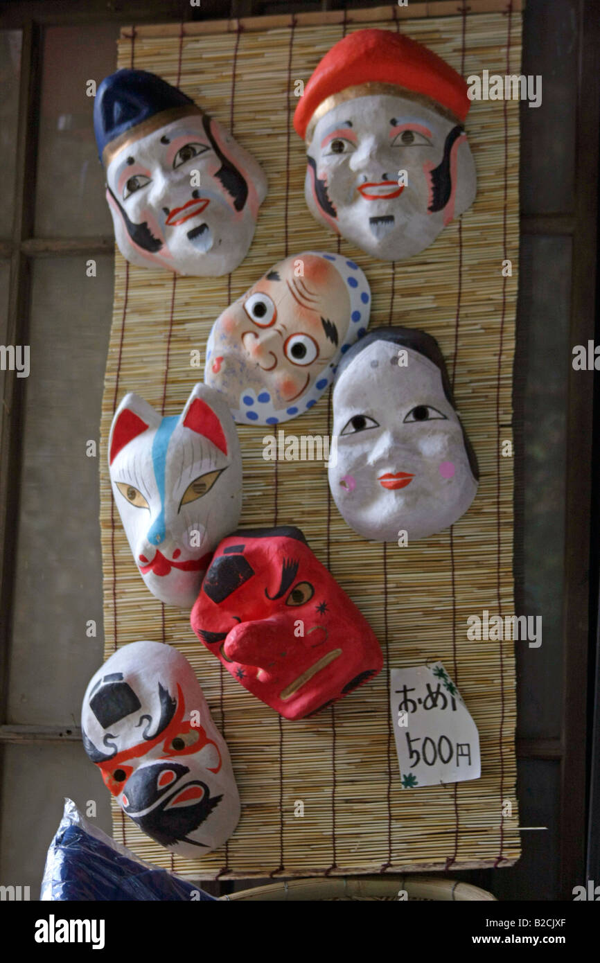 Mascaras japonesas fotografías e imágenes de alta resolución - Alamy