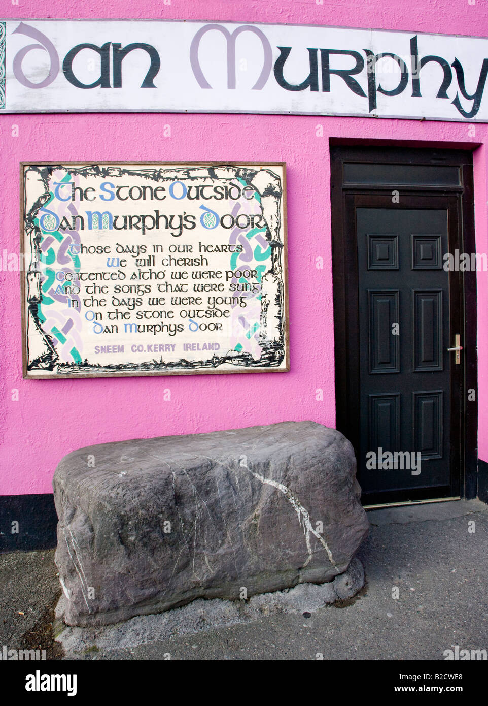 Fuera de piedra dan Murphy's Pub, Sneem el Condado de Kerry, Irlanda con un poema en la pared Foto de stock