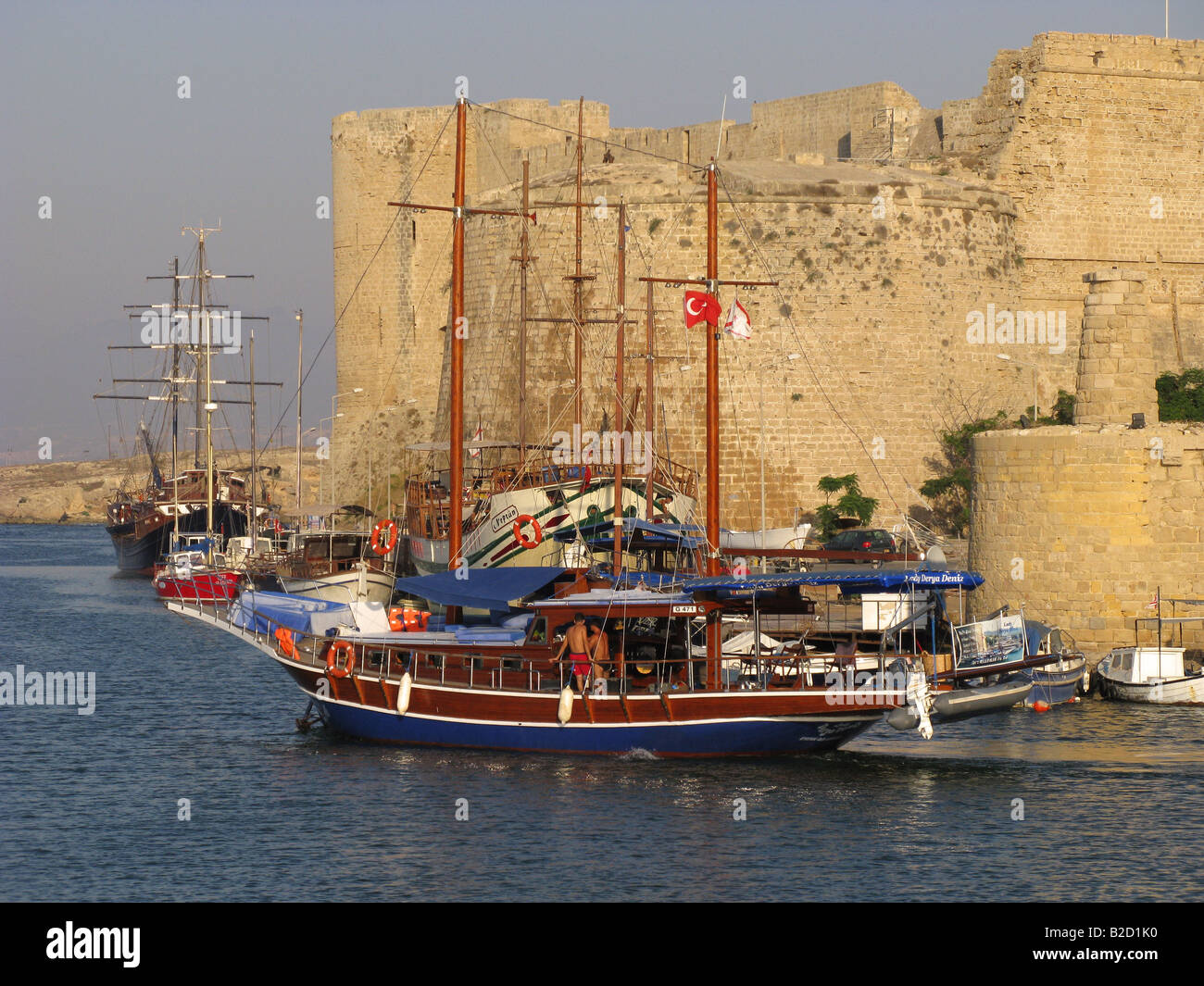 El norte de Chipre. Un gulet saliendo del puerto de Kyrenia. 2008. Foto de stock