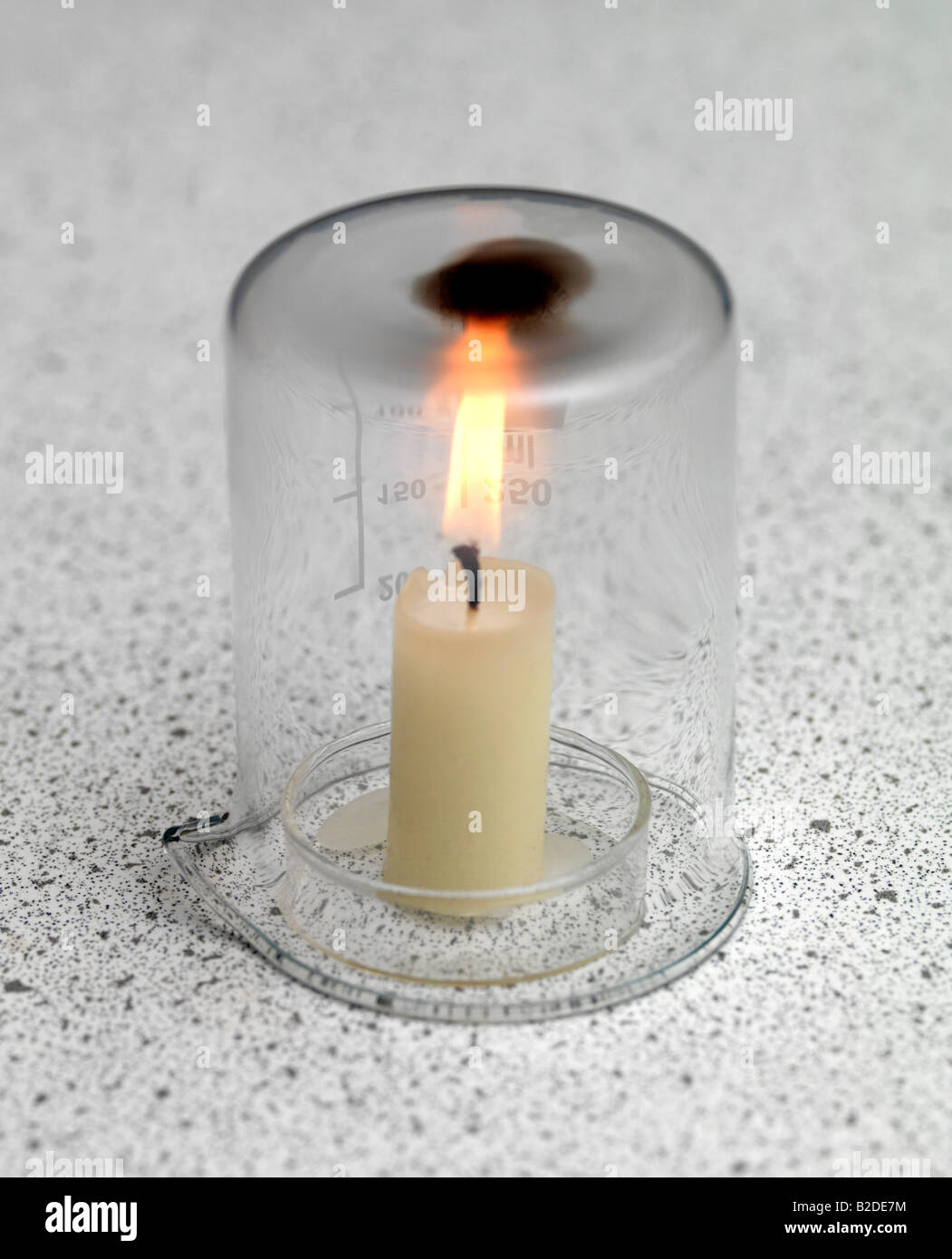 Velas bajo un vaso invertido Fotografía de stock - Alamy