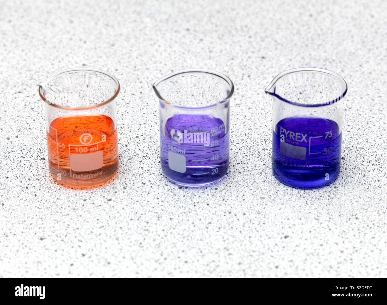 Tres vasos de tornasol neutro y alcalino ácido de la solución Foto de stock
