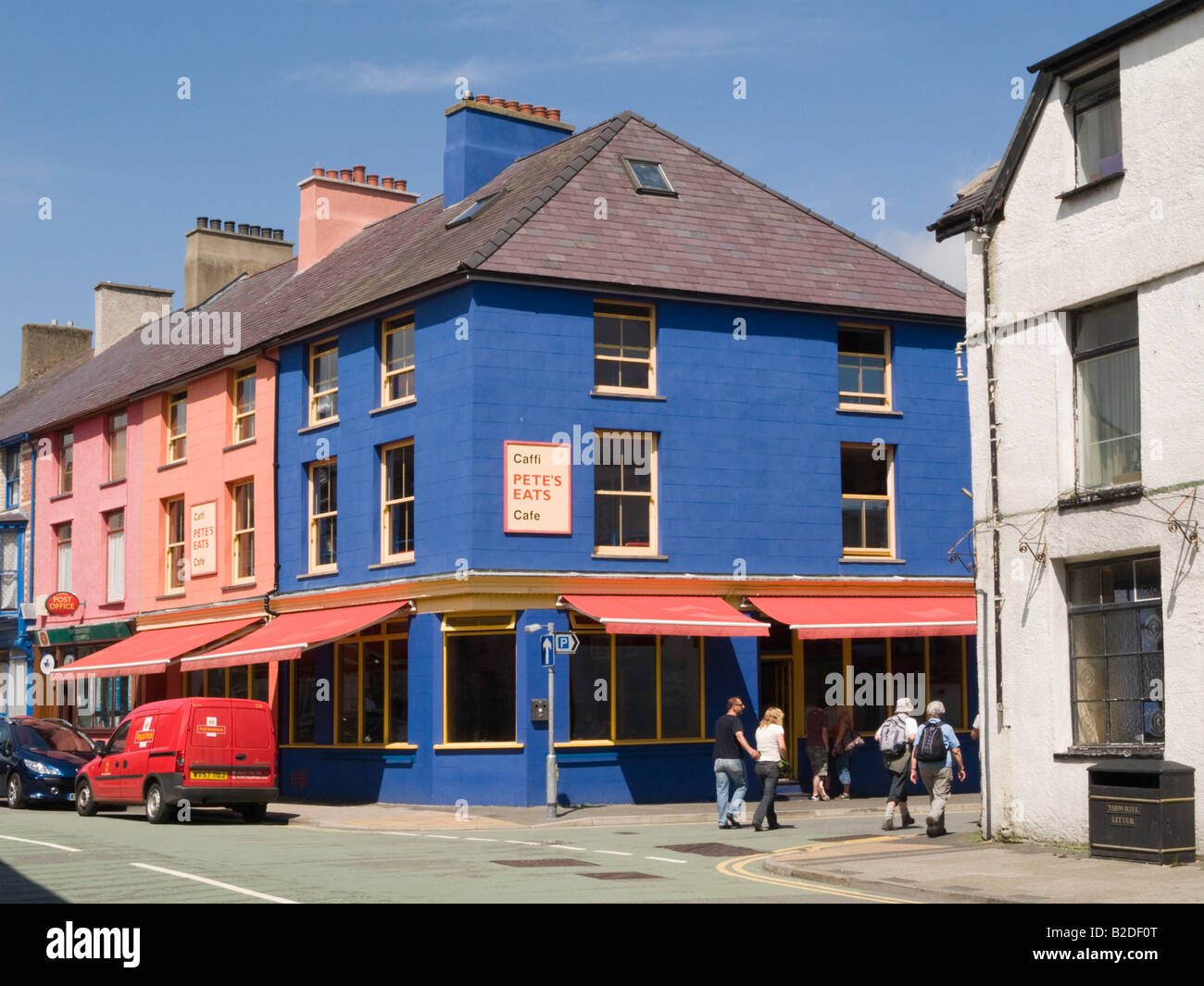 Pete's come cafe en el colorido edificio azul en main street en galés pueblo. Llanberis Gwynedd North Wales UK Foto de stock