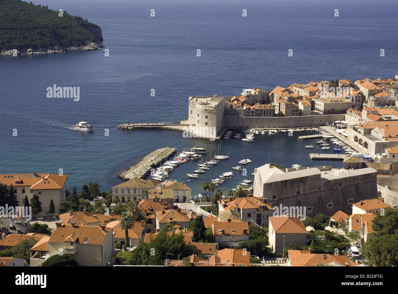 Casco antiguo de Dubrovnik, puerto de la histórica ciudad amurallada en el Adriático con Lokrum Island arriba a la izquierda Foto de stock