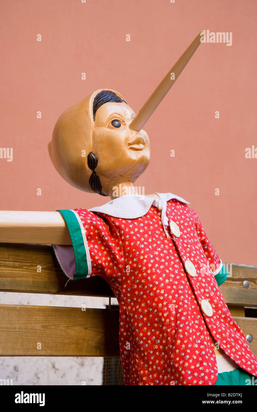 Pinocho de madera tallada figura Roma Lazio Italia Foto de stock