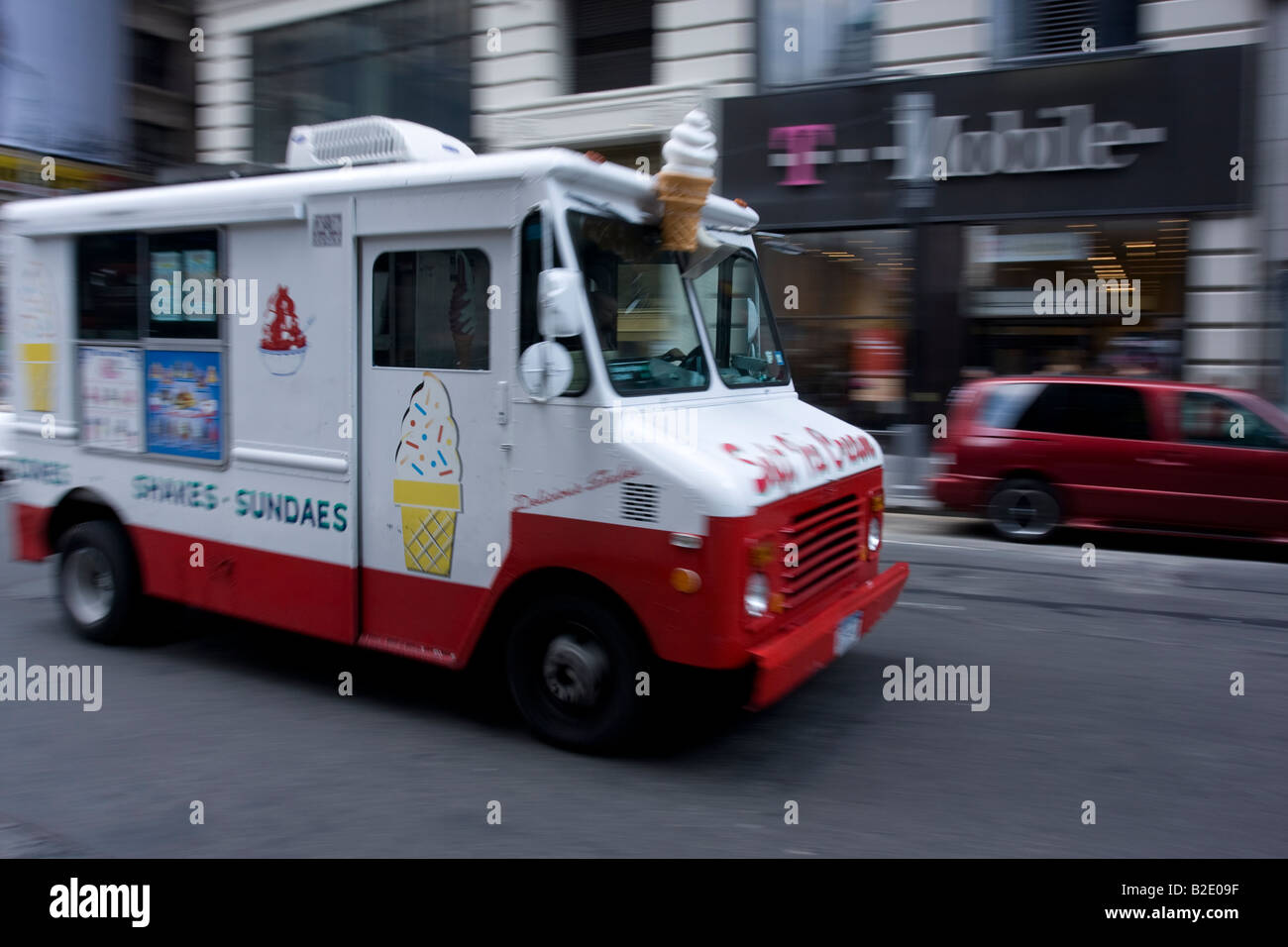 Un camión de helados carreras por Broadway en el Bajo Manhattan, Nueva York Foto de stock