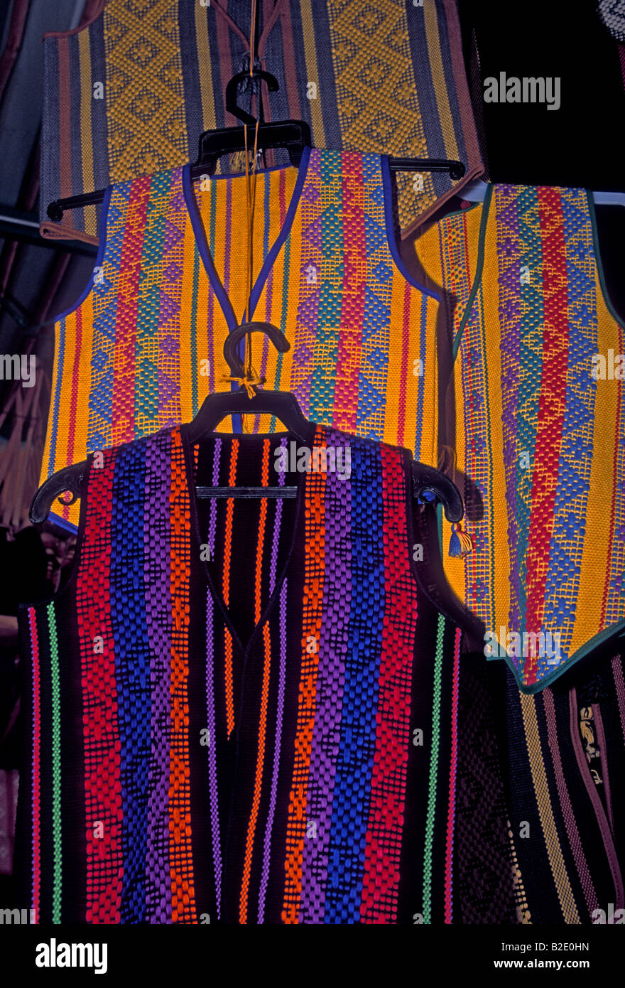 Chaleco bordado, camisa bordada, ropa, ropa, venta, venta, vendedor,  proveedor, mercado, santo Tomás Jalieza, estado de Oaxaca, México  Fotografía de stock - Alamy