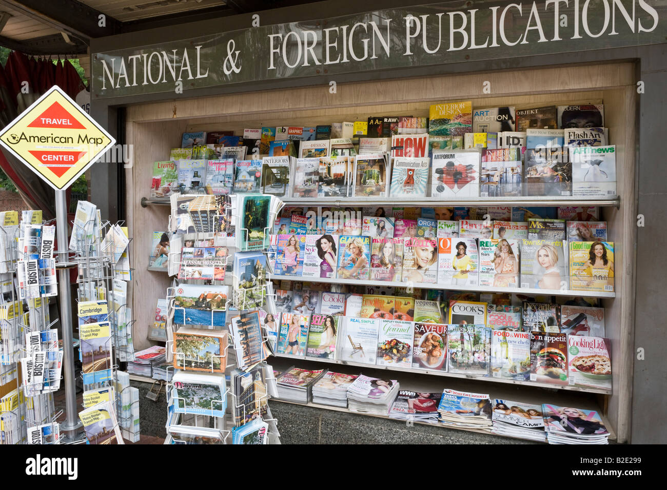 Fuera de la ciudad, quiosco de periódicos, La Plaza Harvard, Cambridge, Massachusetts, EE.UU. Foto de stock