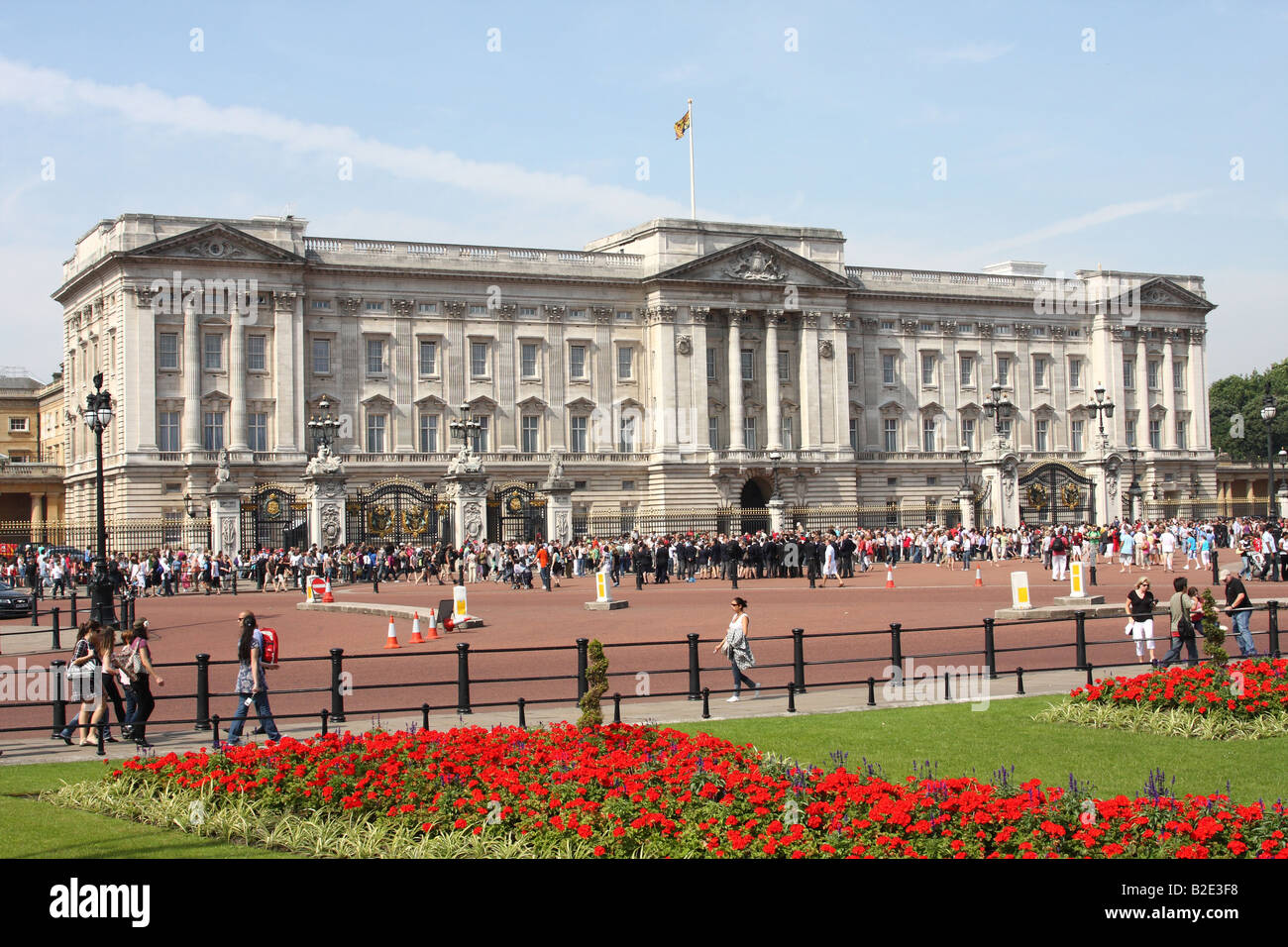 El Palacio de Buckingham, en Londres. La residencia oficial de la Reina Isabel II con pabellón para significar el monarca está en residencia Foto de stock