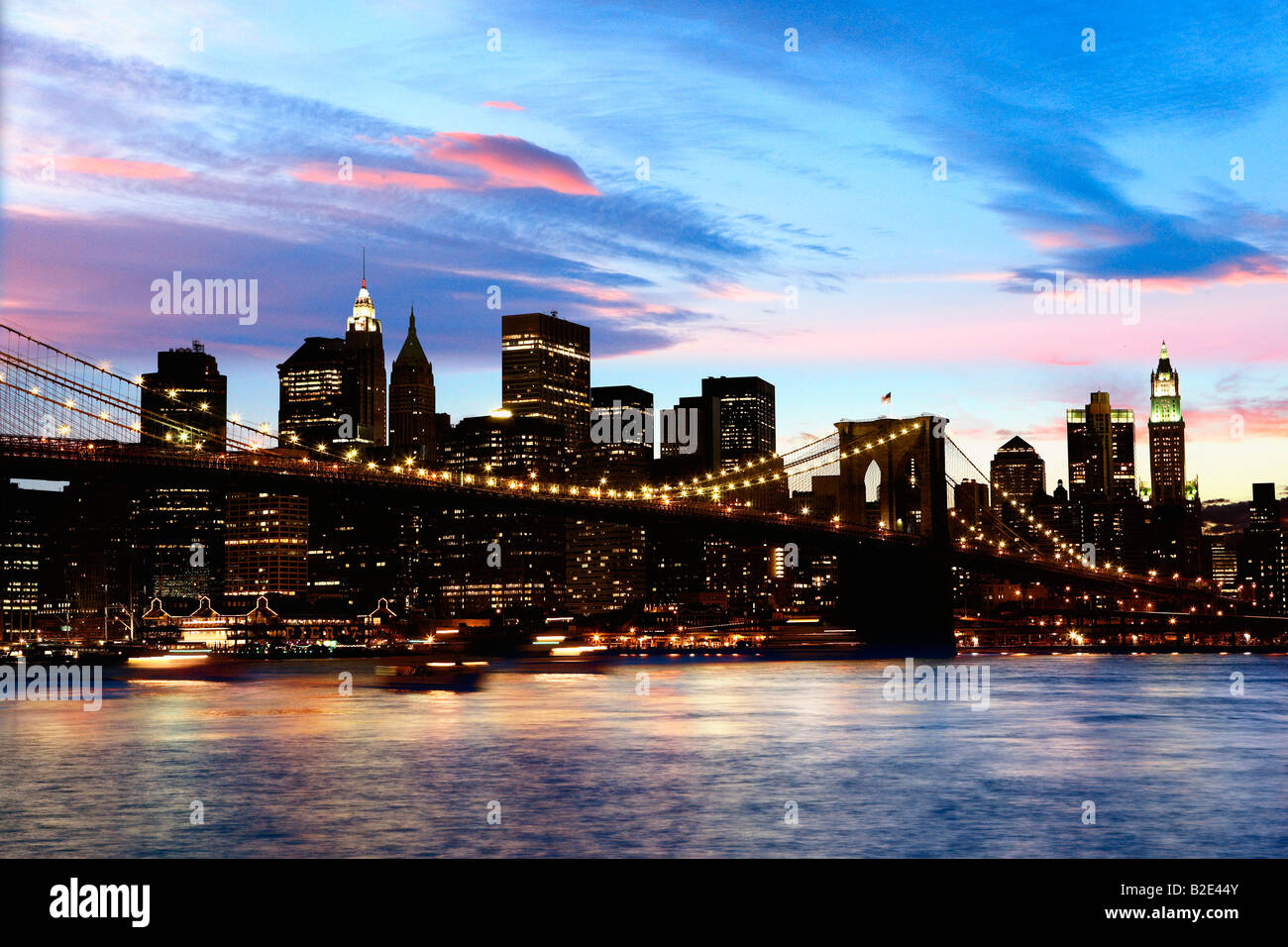 Perfil de Manhattan al anochecer en la ciudad de Nueva York Foto de stock