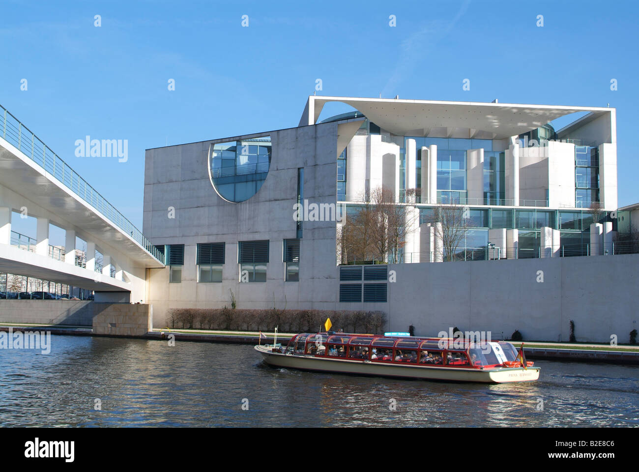 Edificio gubernamental en la orilla del río Spree Berlín ALEMANIA Foto de stock