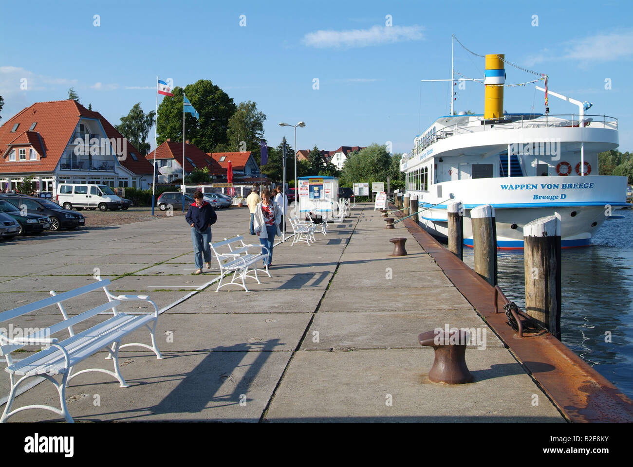 Embarcación de recreo amarrados en el puerto Boddenrundfahrt Ruegen Mecklemburgo-Pomerania occidental Alemania Foto de stock