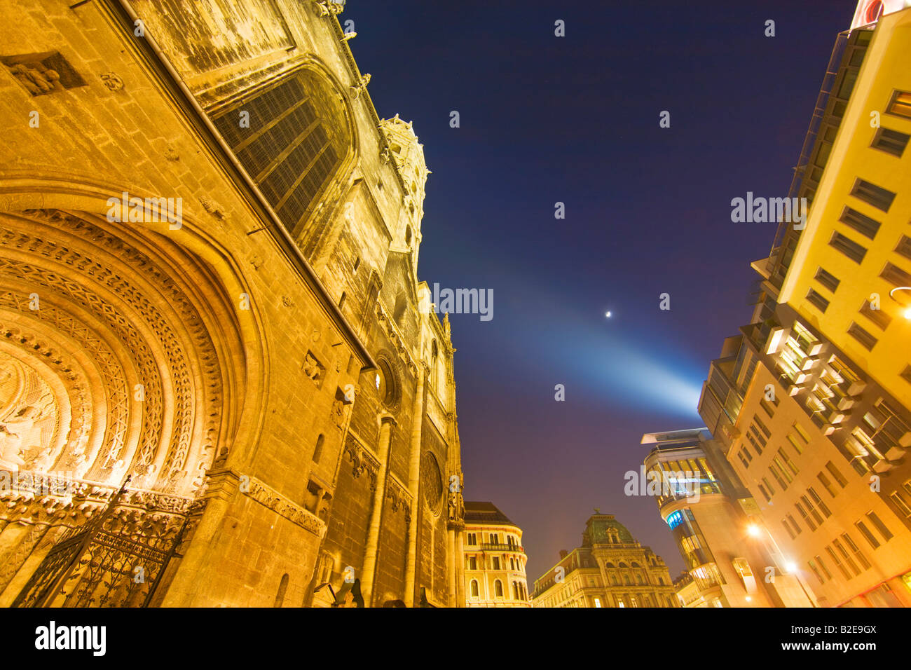 Edificios iluminados durante la noche, Stephansplatz, Viena, Austria Foto de stock