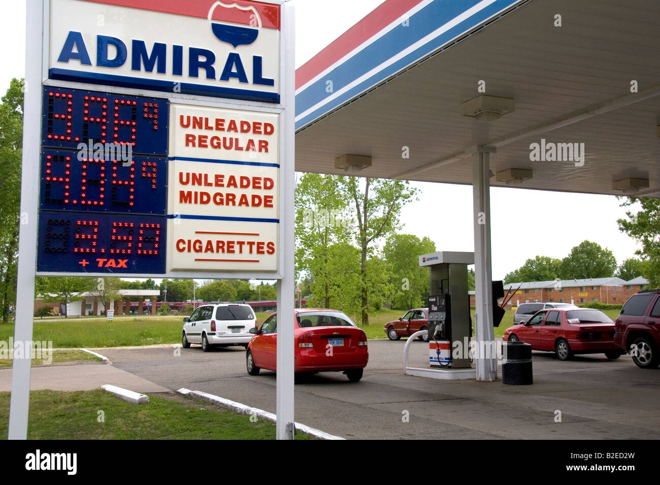Muestra los precios del gas en una gasolinera en Lansing, Michigan Foto de stock