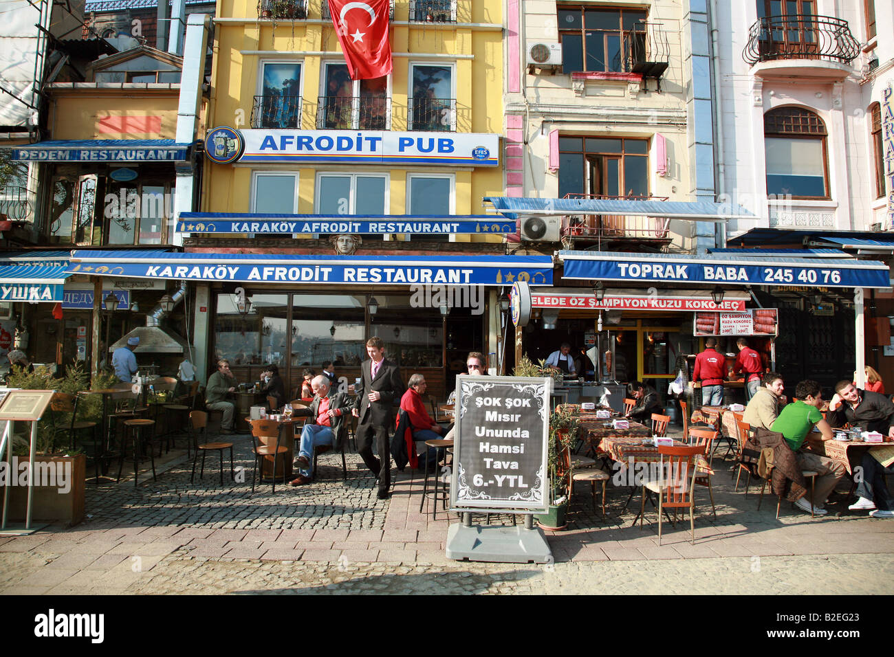 Pub restaurante a orillas del mar, Estambul, Turquía Foto de stock