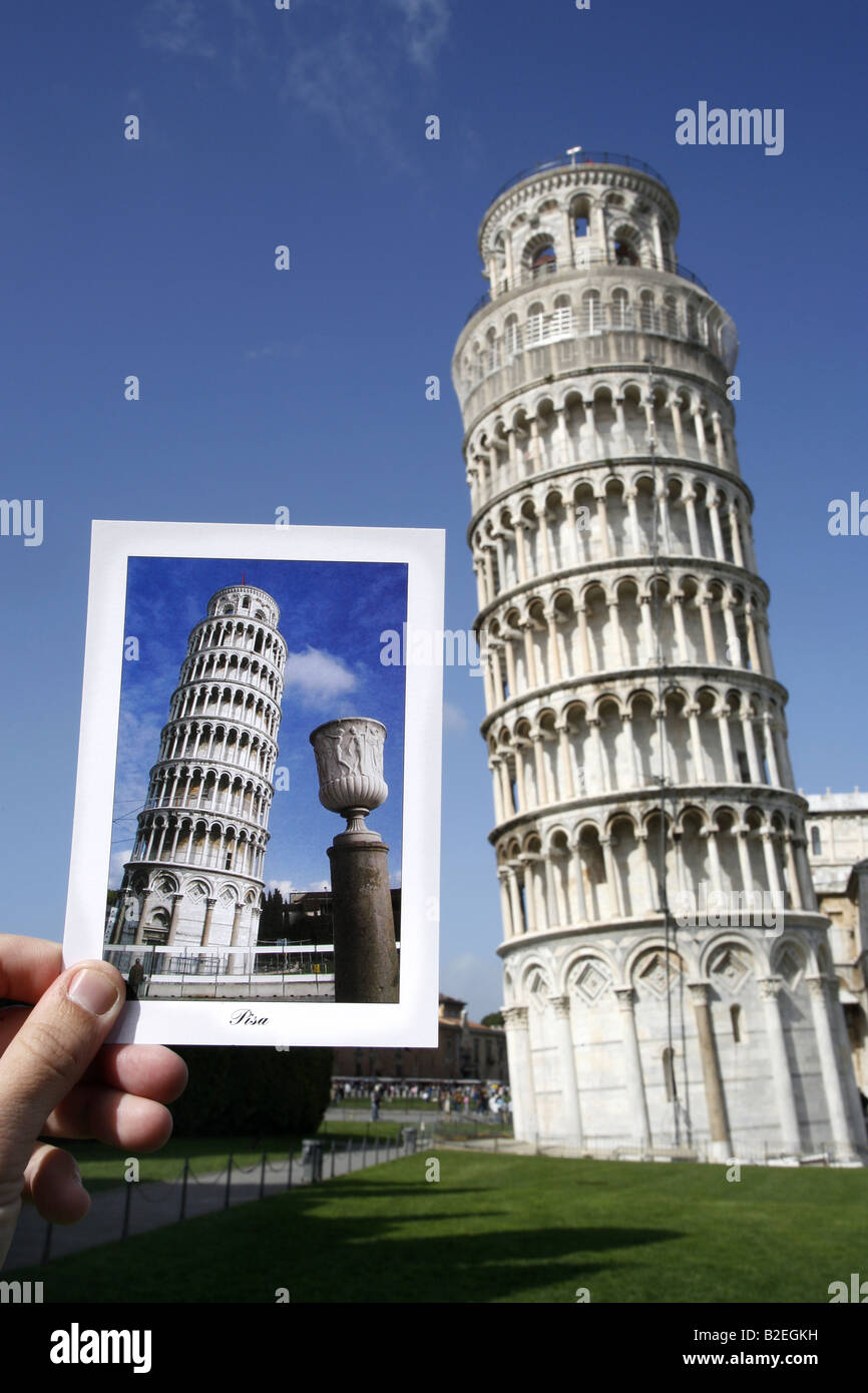 Tarjeta postal y la Torre Inclinada de Pisa, Toscana, Italia Foto de stock