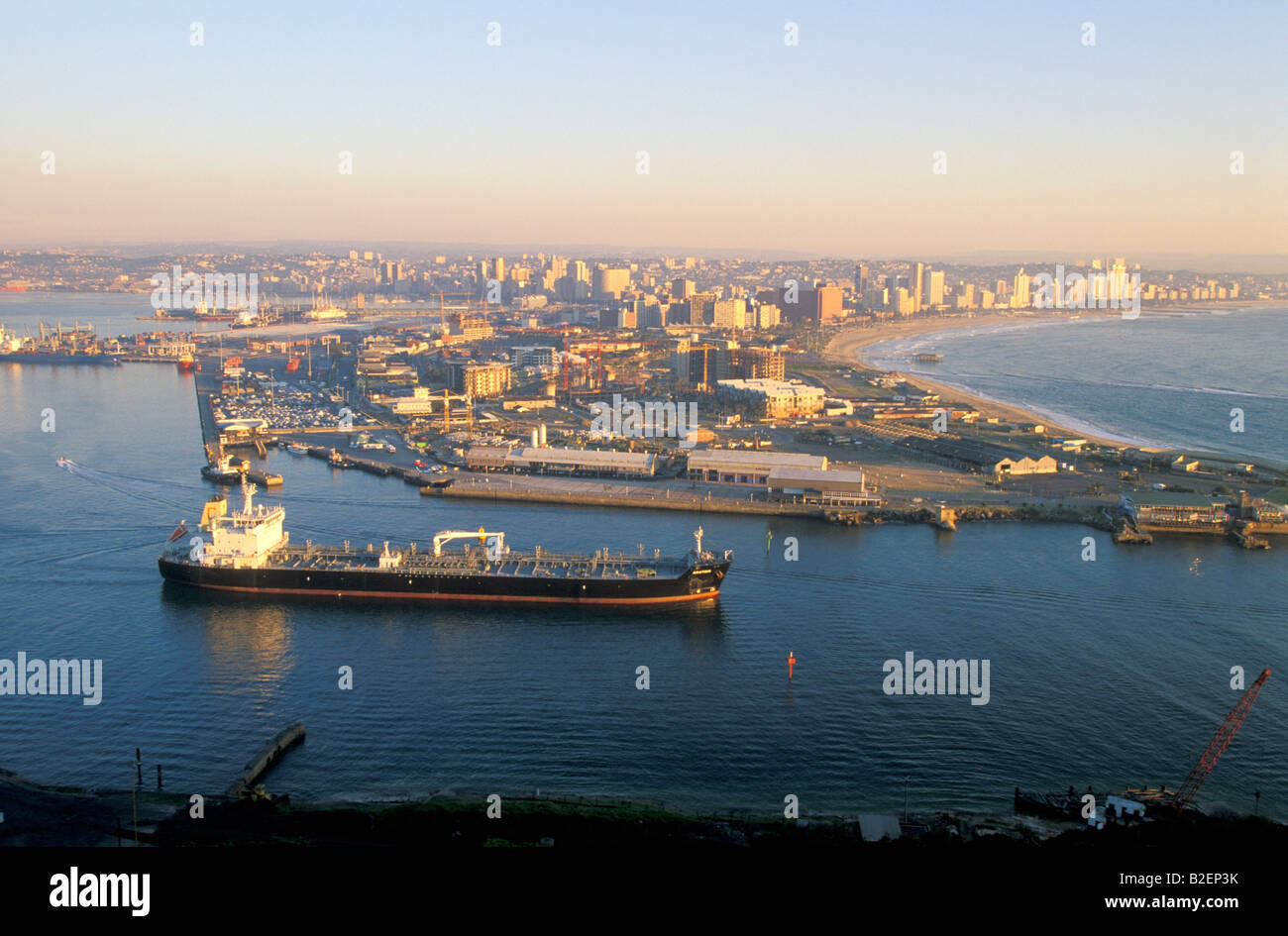 Durban visto desde el bluff, temprano en la mañana, el barco de abandonar  el puerto Fotografía de stock - Alamy
