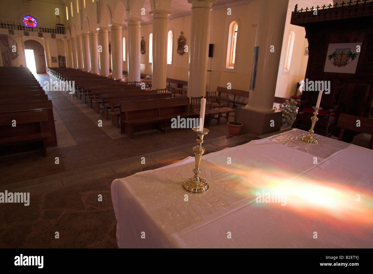 Ver más bancas de la alter a Pella catedral católica Foto de stock