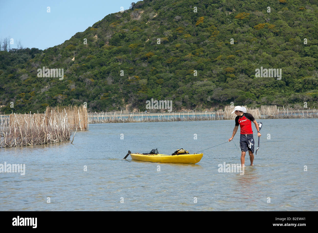 Un paddler tirando su kayak en uno de los lagos Kosibay Foto de stock