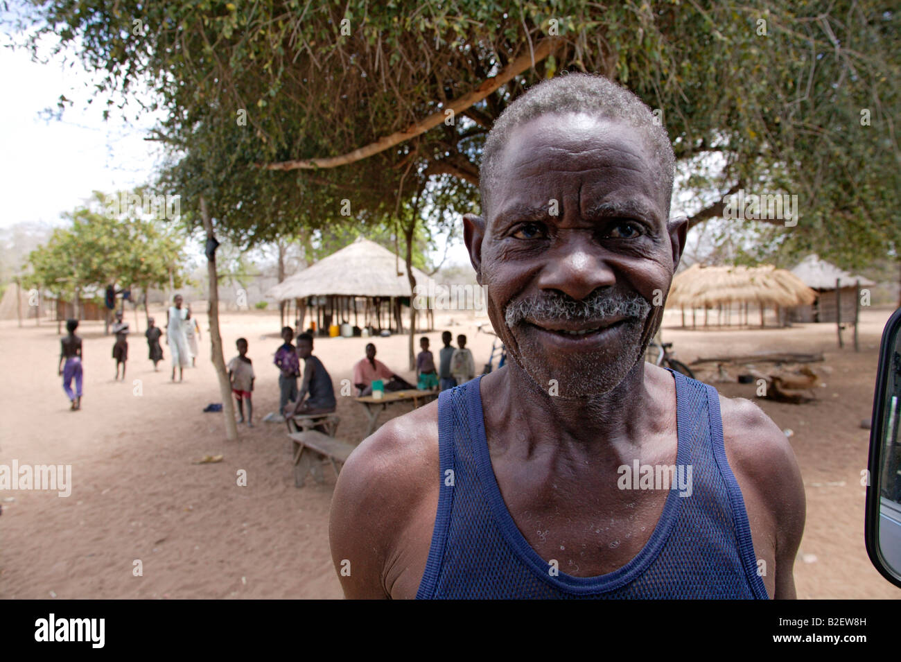 Un aldeano plantea en una aldea rural de Zinave en Mozambique Foto de stock