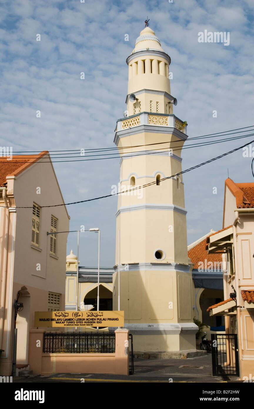 El restaurado minarete octogonal de Masjid Melayu Lebuh Acheh, Georgetown, Penang, Malasia Foto de stock