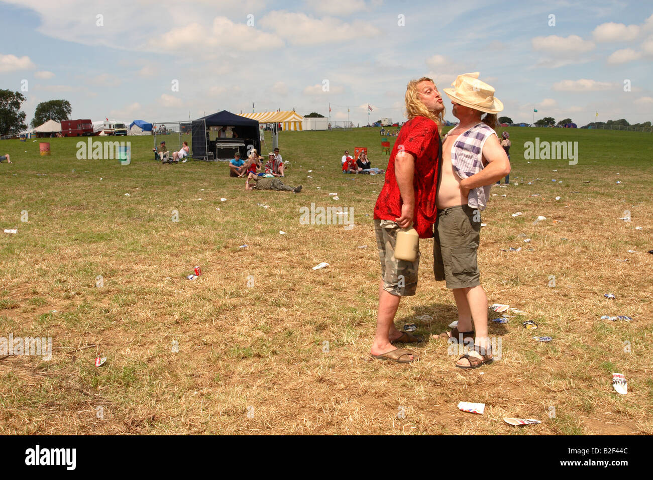 Ventiladores en la granja Fest pequeña live music festival de rock cerca de Bruton Somerset, disfrutar del sol del verano y de la sidra Foto de stock