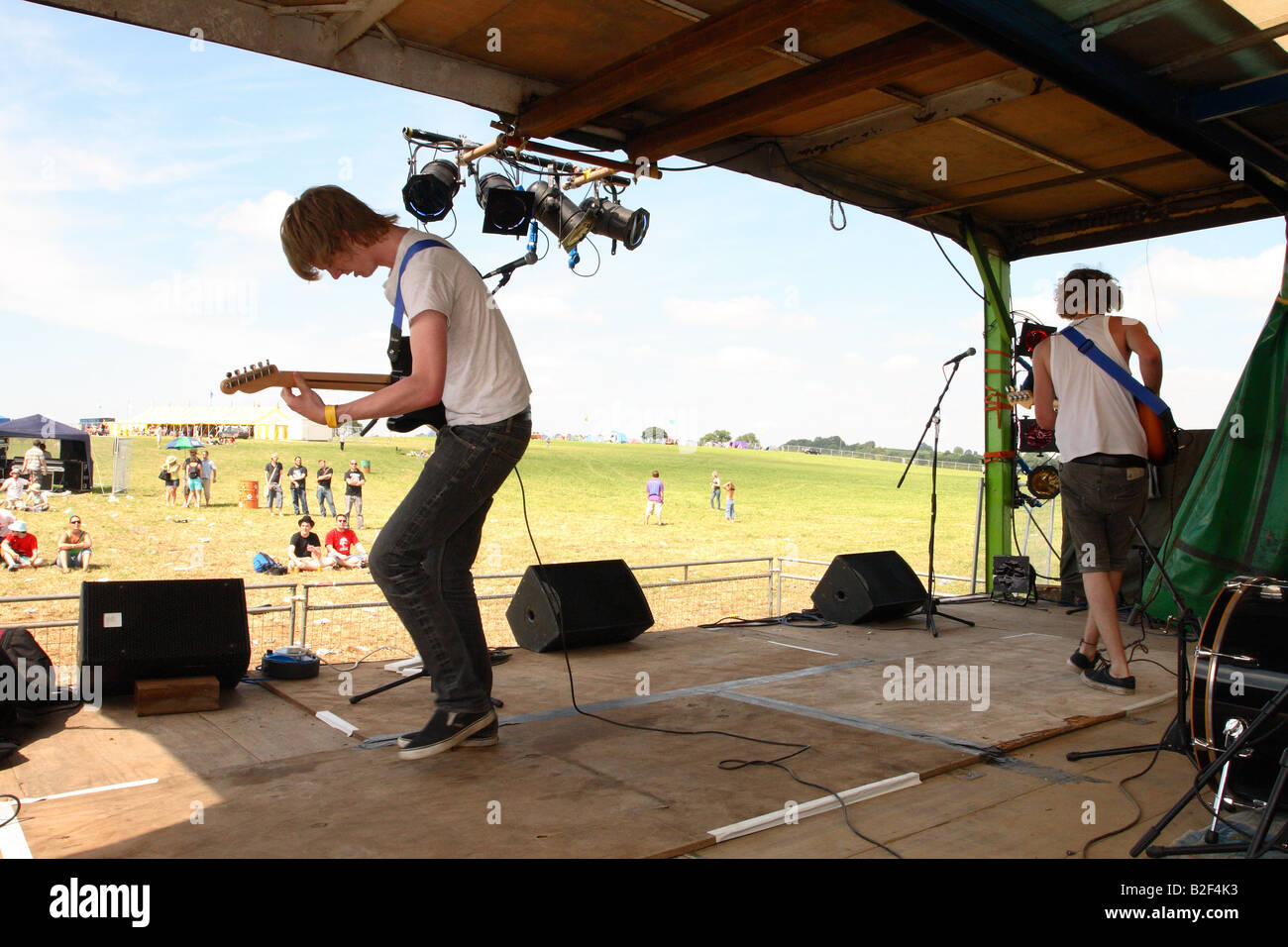 Festival de verano de música en vivo de la banda indie Dacsha actuar en el escenario en la granja Fest en Bruton Somerset Foto de stock