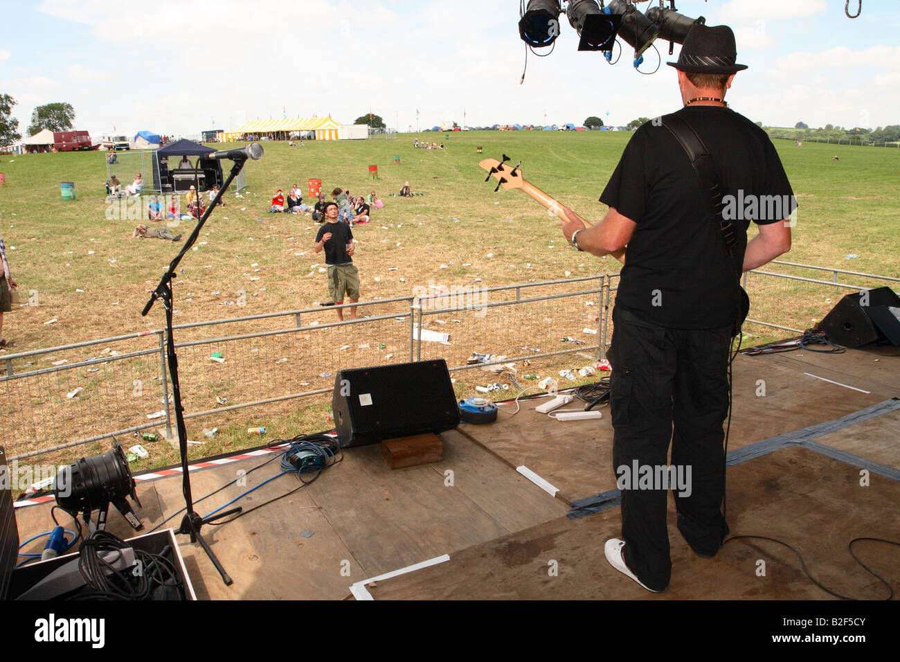 Granja Fest en Bruton Somerset festival de verano de música en vivo de la banda en actuar en el escenario delante de una pequeña audiencia Foto de stock