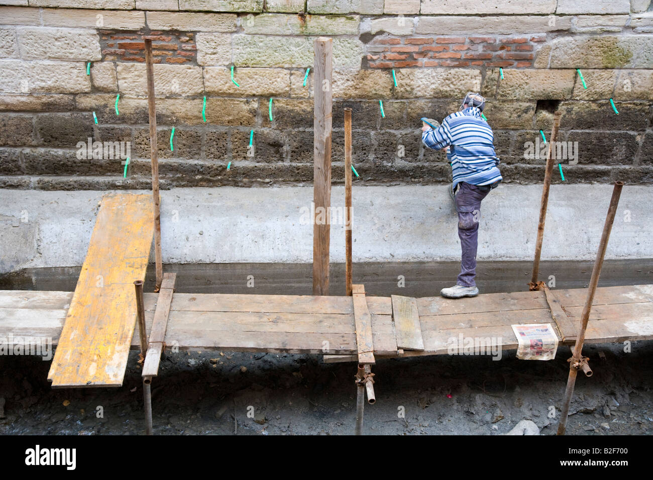 Las obras de reparación del canal para drenar los canales Venecia Italia Foto de stock