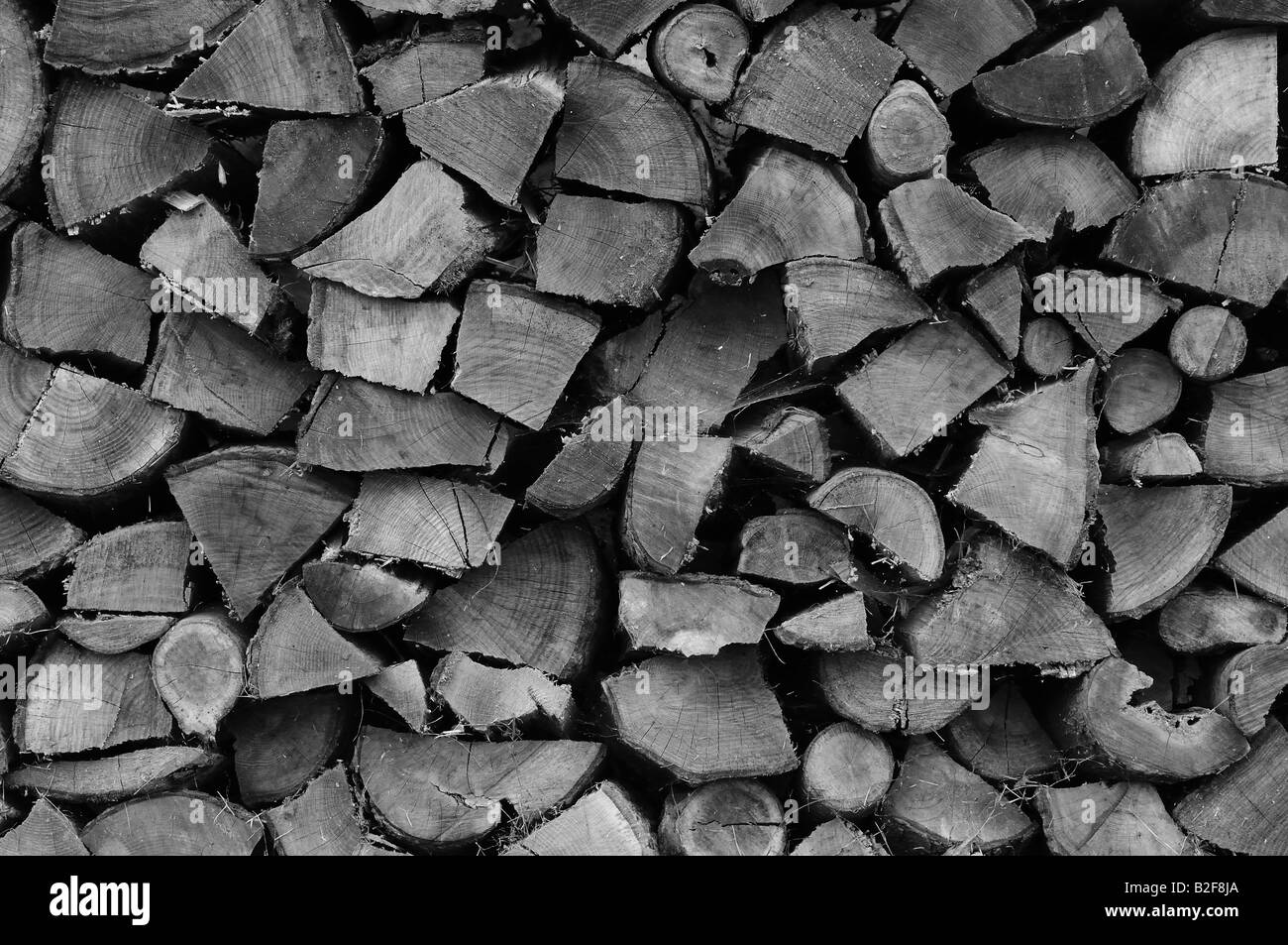 Una foto en blanco y negro de cordones de madera dividida en el campo País, para calefacción durante los meses de invierno. Un bonito salvapantallas. Foto de stock