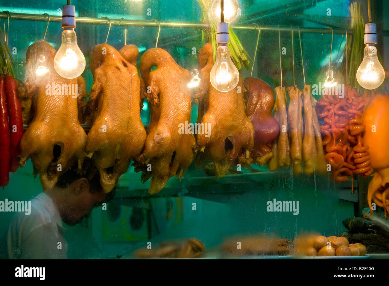 Pato deliciosa comida o miedo? Escaparate de restaurante de fideos en Mong Kok, Kowloon, Hong Kong, China. Foto de stock