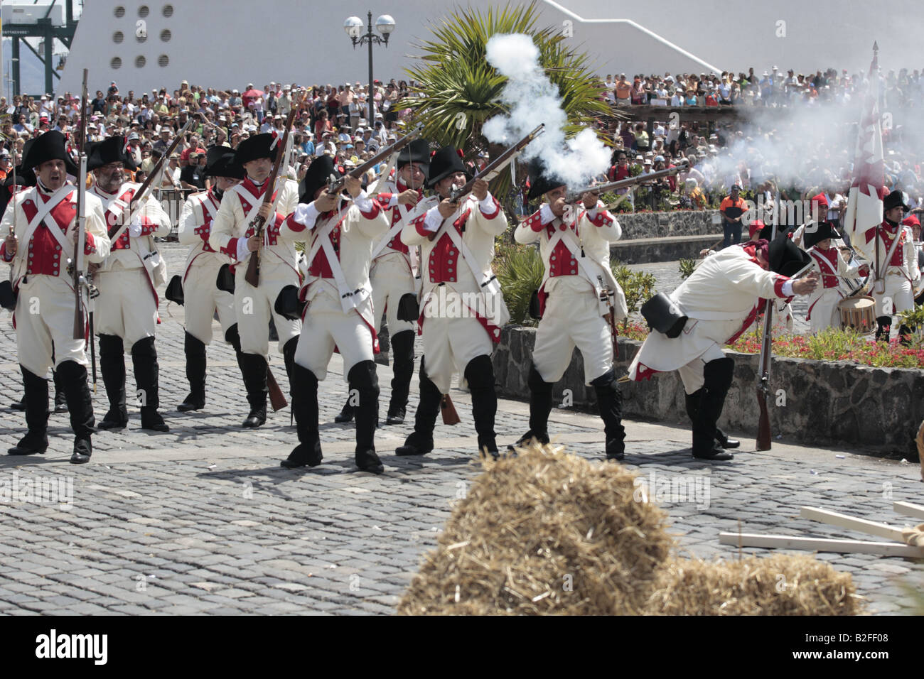 El batallon de Canarias prepararse para cargar durante una recreación del 1797 Batalla de Santa Cruz, Santa Cruz de Tenerife Foto de stock
