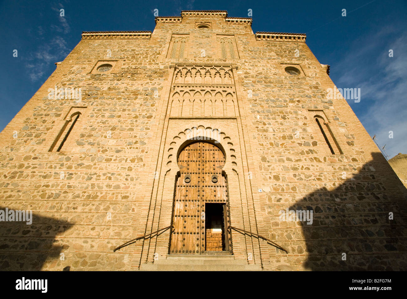 España Toledo detalle arquitectónico morisco en la Igelsia de Santiago de Arrobal mudéjar de arco de entrada a la iglesia del siglo XIII. Foto de stock