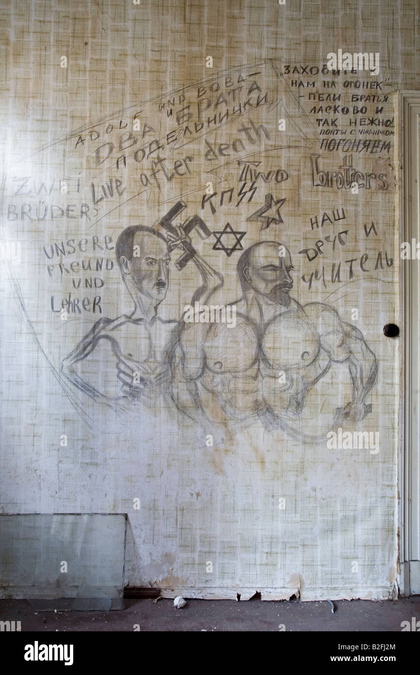 Graffiti en una pared en un edificio abandonado en Leipzig. Foto de stock