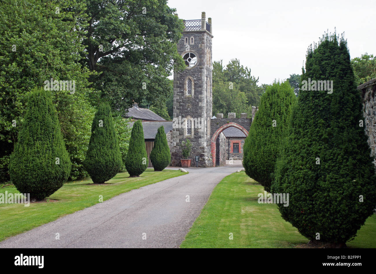 La avenida que conduce al patio del establo Rowallane Jardines National Trust propiedad en el Condado de Down en Irlanda Foto de stock