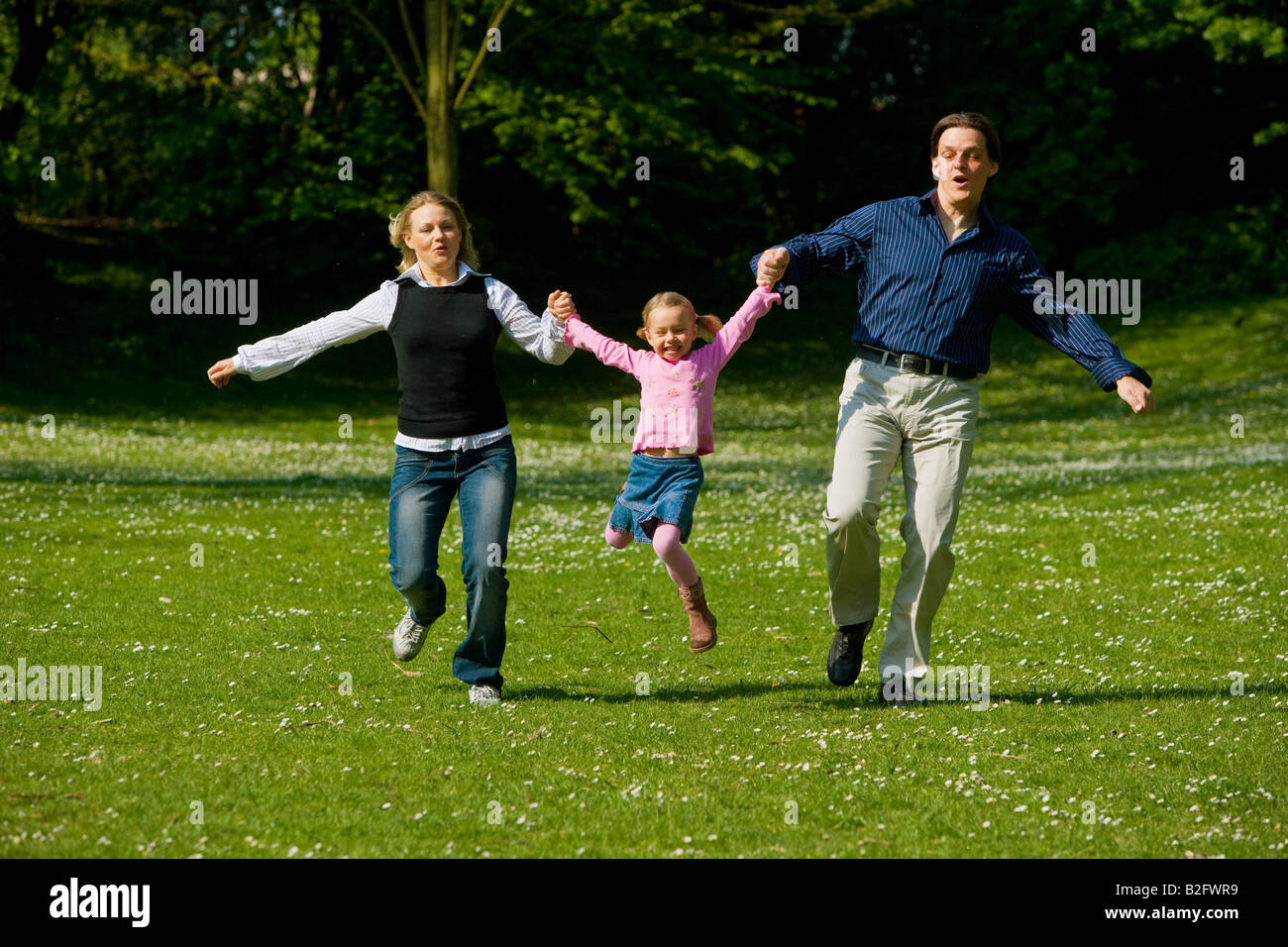 Familia joven en el parque Foto de stock