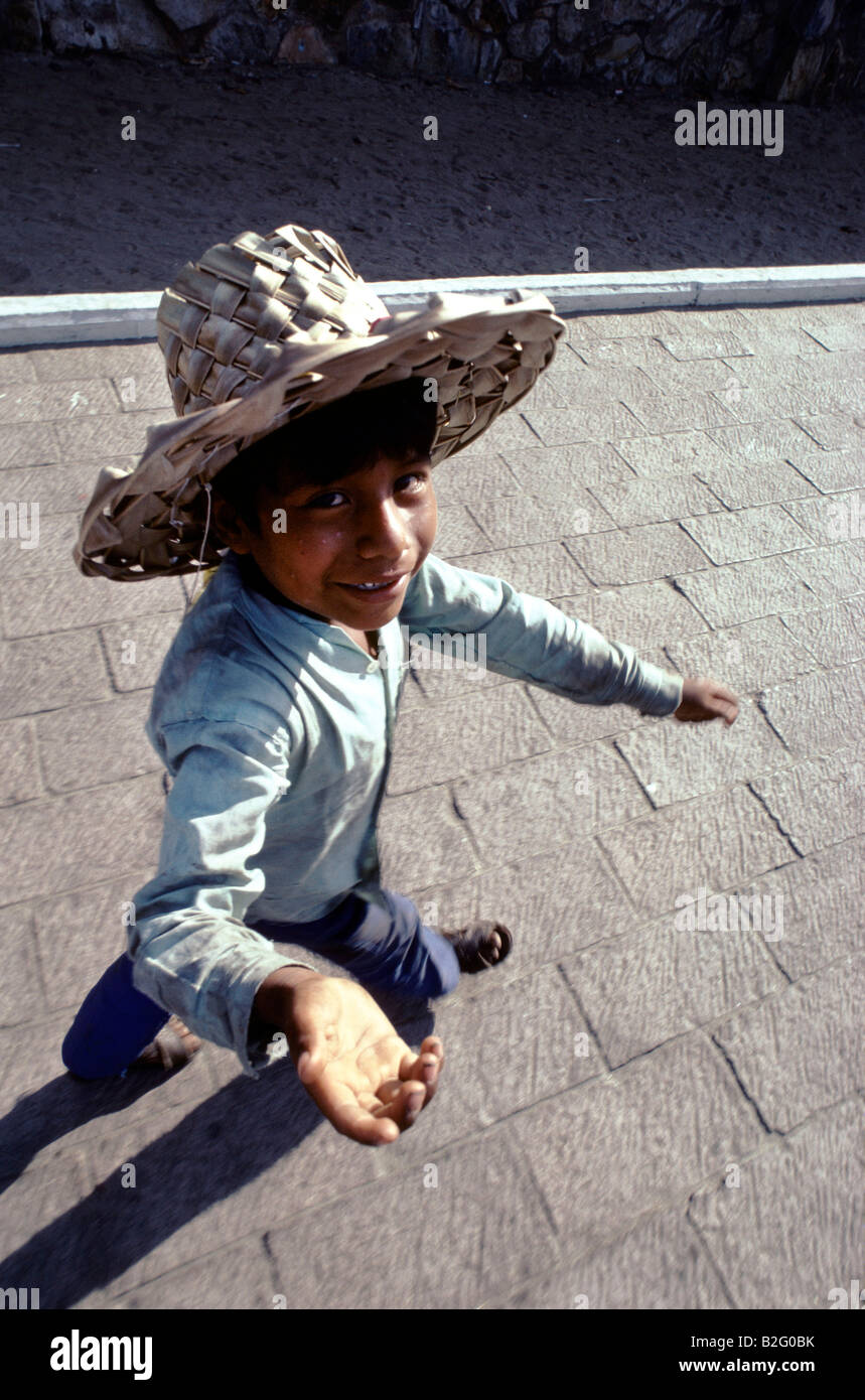 Niño Pequeño Con El Sombrero De Paja Foto de archivo - Imagen de sombrero,  interesado: 174326