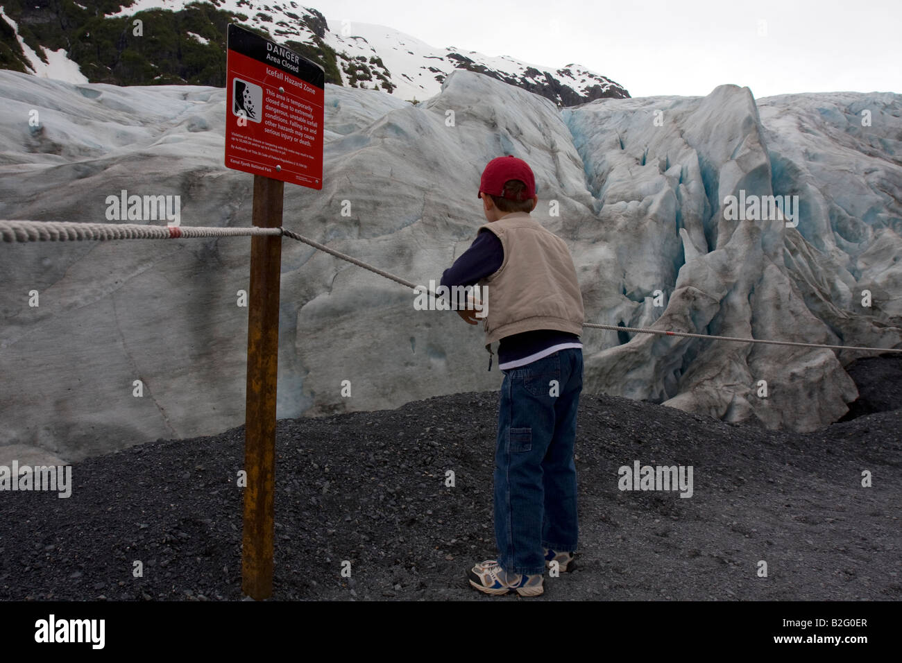 Mantener fuera de peligro salir signo delante del glaciar, parte de la harding Icefield, dentro del Parque Nacional de los fiordos de Kenai, Seward, Alaska Foto de stock