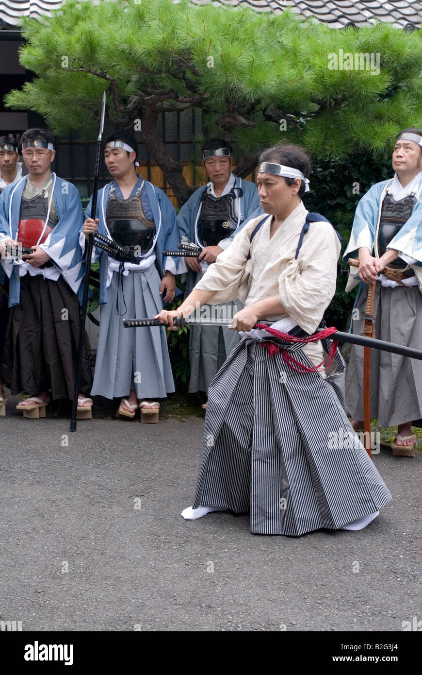 Guerrero Samurai del clan Shinsengumi elite en Kyoto vistiendo kimono azul  y blanco único demostrar técnicas de esgrima Fotografía de stock - Alamy