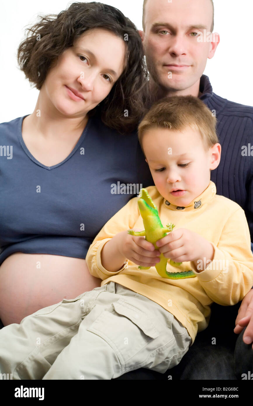 Mujer embarazada familia gestante padre a ser padres de familia de niños  fotografía hombre mujer Fotografía de stock - Alamy