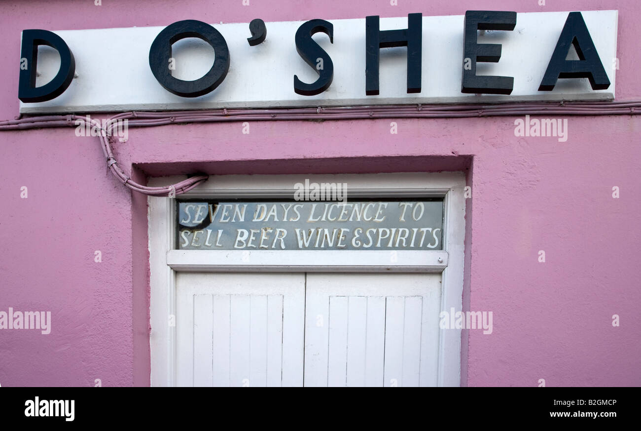 Bar con paredes rosadas en Sneem en el condado de Kerry, Irlanda Foto de stock