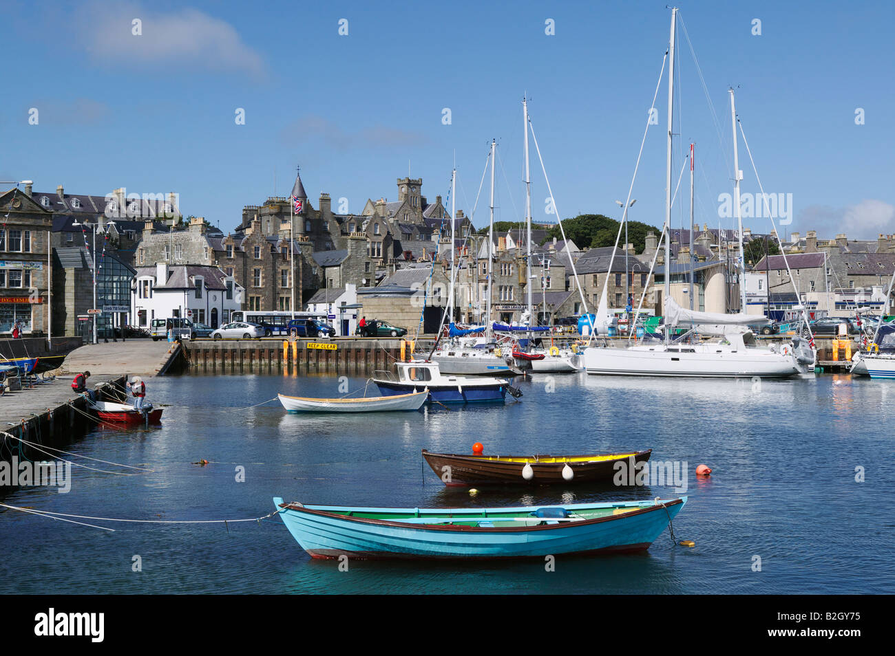 El pequeño bote en el puerto de Lerwick, Shetland Isles, Scotland, Reino Unido Foto de stock