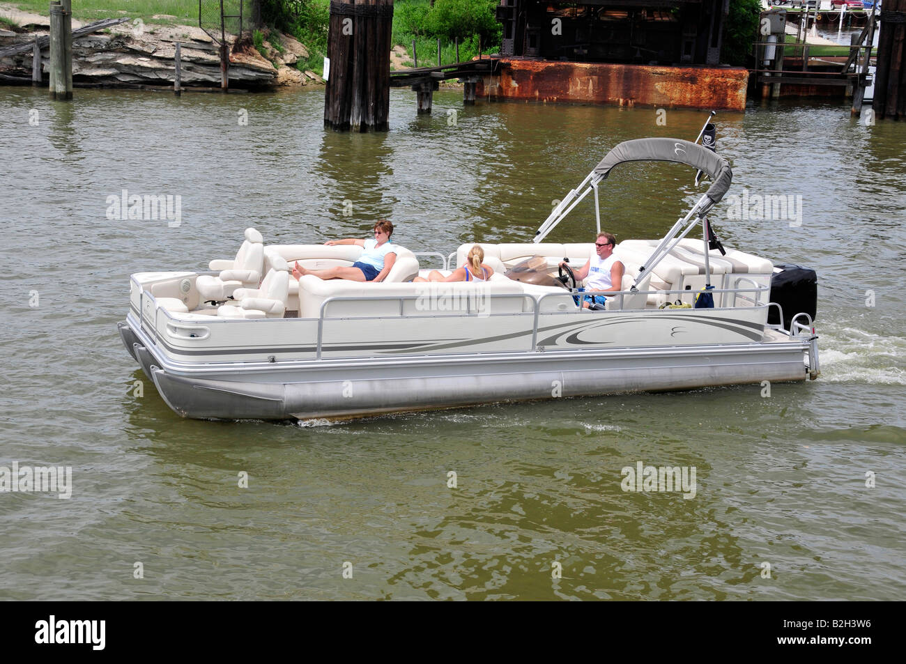 Familia relajándose en un Pontoon Boat Foto de stock