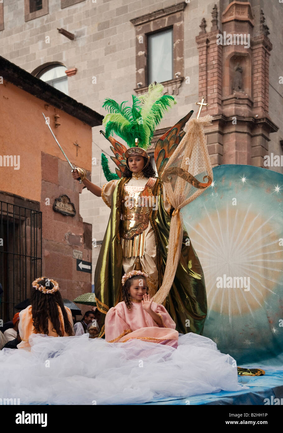 Dato Mal funcionamiento Mojado Los mexicanos vestidos como ángeles es parte de la FIESTA DE SAN MIGUEL  ARCÁNGEL DESFILE SAN MIGUEL DE ALLENDE, MÉXICO Fotografía de stock - Alamy