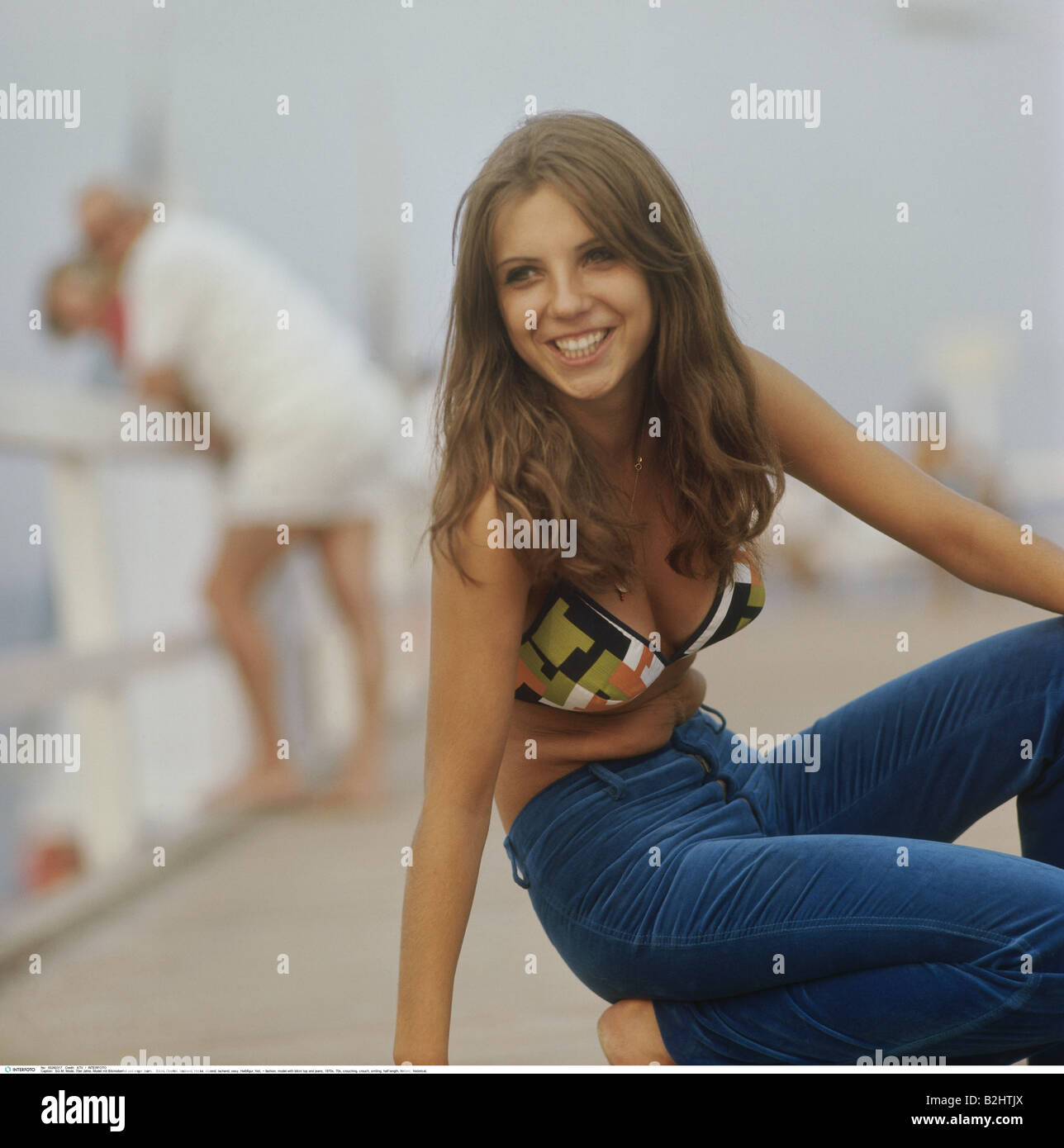 La moda, el modelo con el bikini y jeans, 70s, 70s, agacharse, Crouch,  sonrientes y longitud media, histórico, histórico Fotografía de stock -  Alamy
