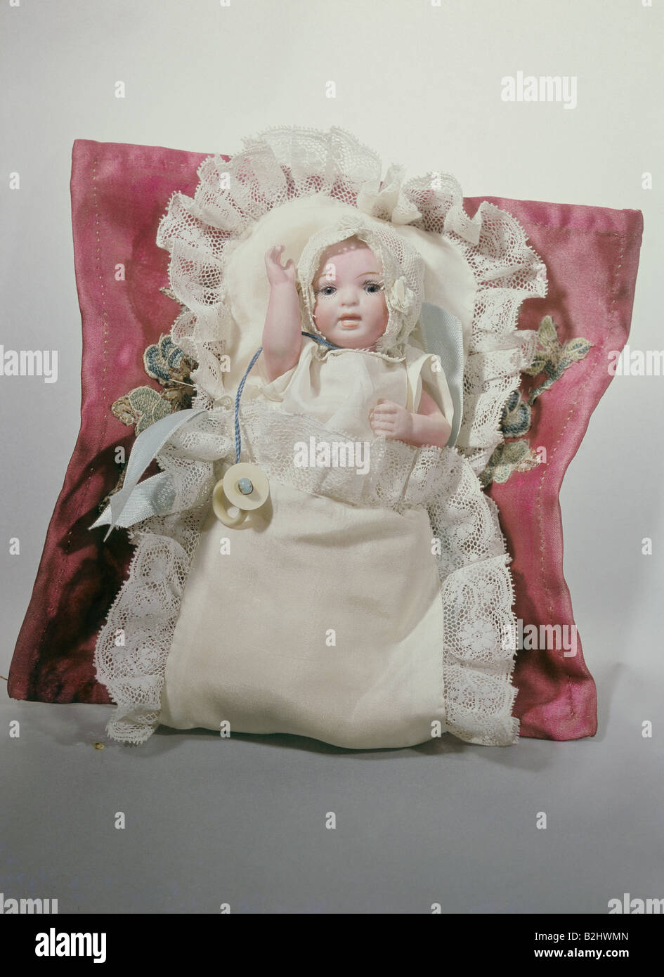 Juguetes, muñecas, baby doll, sopa de porcelana, pintadas, Inglaterra, a  principios del siglo XX, swaddle wrap, cojín de seda, Alemania, circa 1915  Fotografía de stock - Alamy