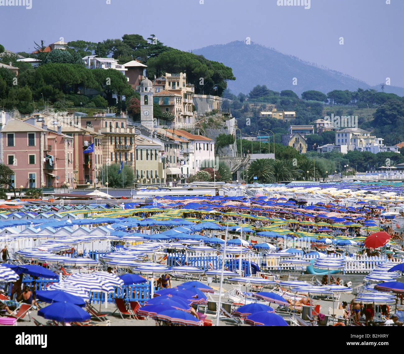 Geografía / viajes, Italia, Celle Ligure, playa con turistas, turismo masivo, vacaciones, vacaciones, vacaciones, viajes, parasol, vacaciones, Foto de stock